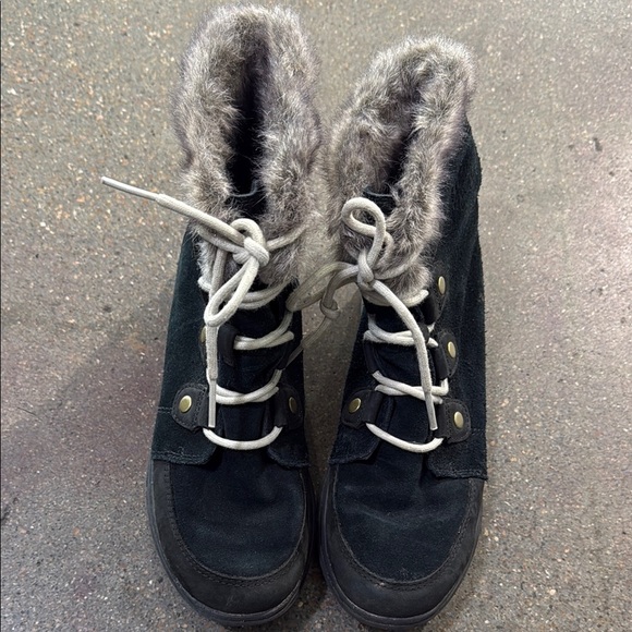 Sorel Black and Gray Winter Boots with Cozy Lining - Picture 1 of 6